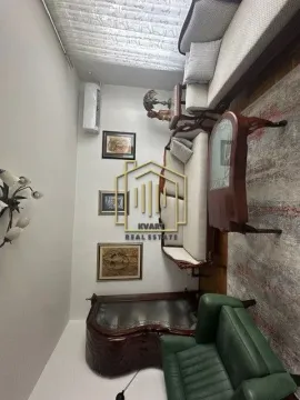 Dnevna soba opremljena garniturom za sedenje, stočićem i klasičnim nameštajem. - image 10