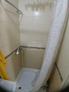 Kupatilo sa tuš kabinom i zavesom. - image 12