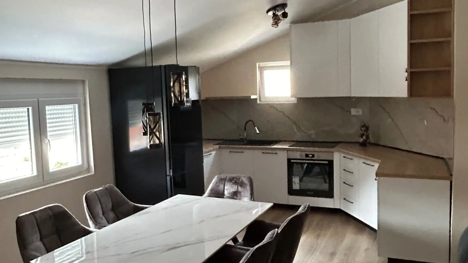 Izdavanje, dvosoban stan, 80m², Murtovina, Podgorica