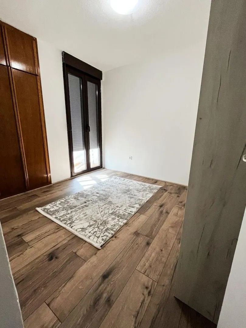 Izdavanje, dvosoban stan, 75m², Blok 6, Podgorica