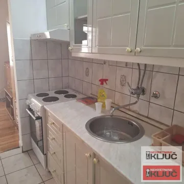 Manja kuhinja sa sudoperom, električnim šporetom i visećim elementima. - image 3