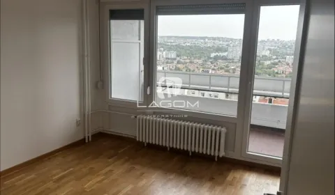 Prazna soba sa parketom i velikim balkonskim vratima. - image 8