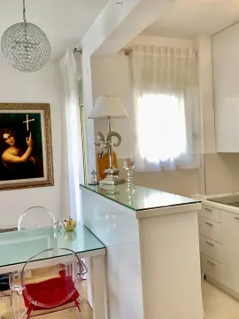 Moderna kuhinja sa trpezarijskim stolom i staklenim detaljima. - image 4