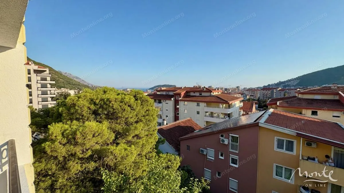 Pogled na naselje i okolne zgrade sa terase.