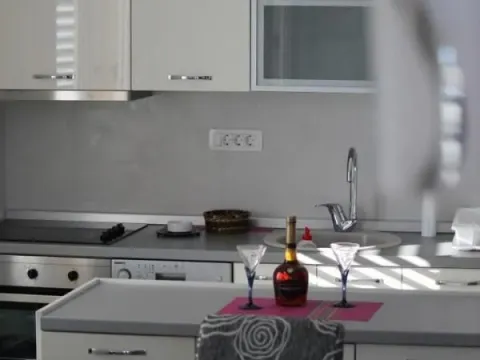 Izdavanje, dvosoban stan, 80m², Tivat, Crna Gora - image 8