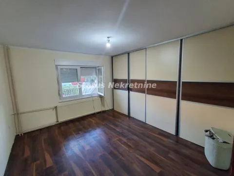Spavaća soba sa velikim ugradnim ormarom i prozorom. - image 2