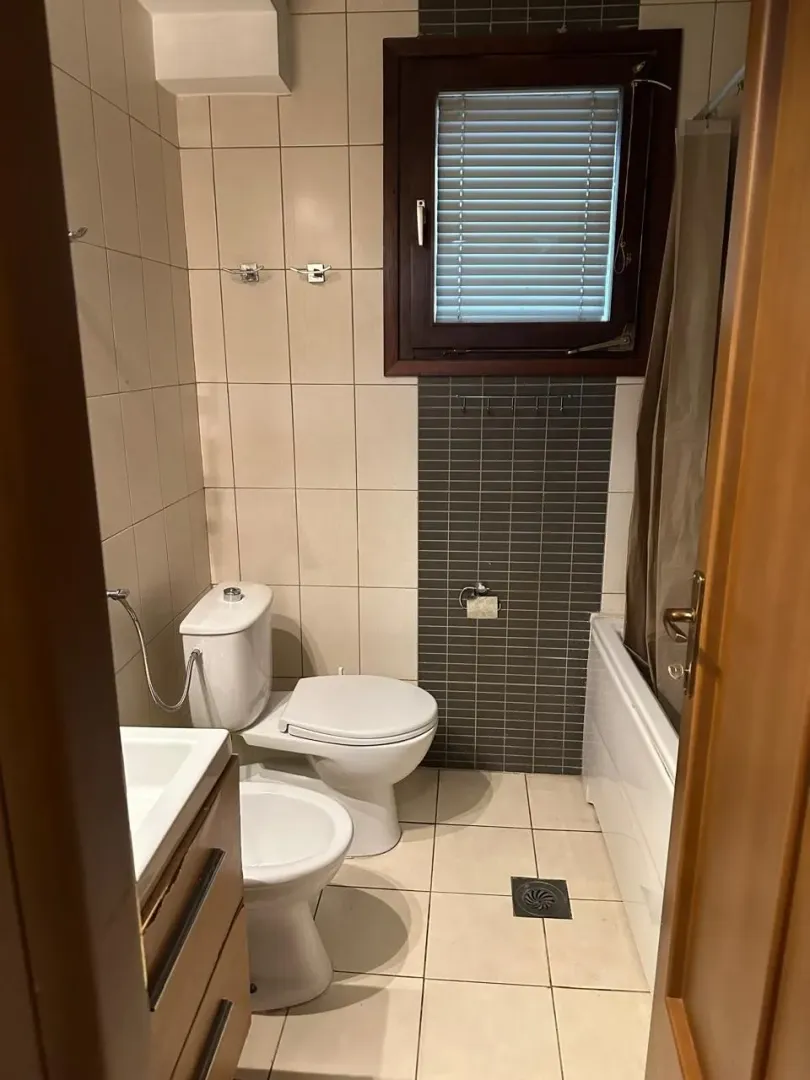 Manje kupatilo sa sanitarijama i kadom.