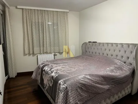 Spavaća soba sa bračnim krevetom i prozorom sa zavesama. - image 9