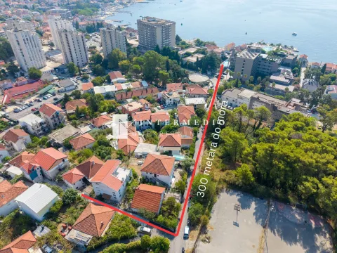 Vazdušni snimak lokacije nekretnine sa označenim granicama placa u naselju blizu mora. - image 9