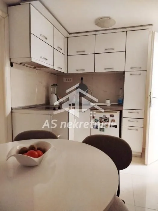 Izdavanje, trosoban stan, 70m², Vračar Sve Podlokacije, Beograd