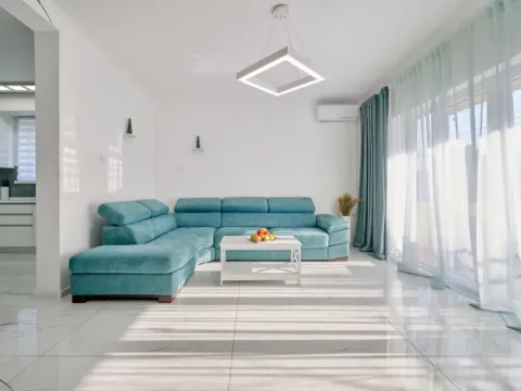 Prodaja, četvorosoban stan, 200m², Polje, Bar - image 2