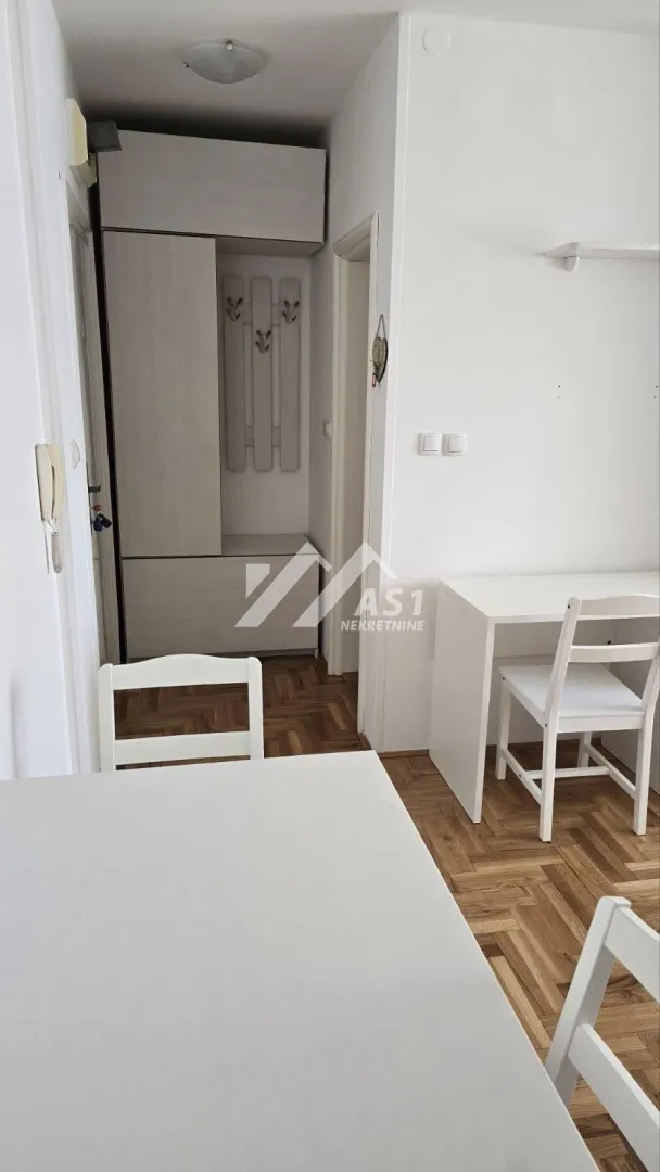 Izdavanje, jednosoban stan, 33m², Salajka, Novi Sad Sve Podlokacije