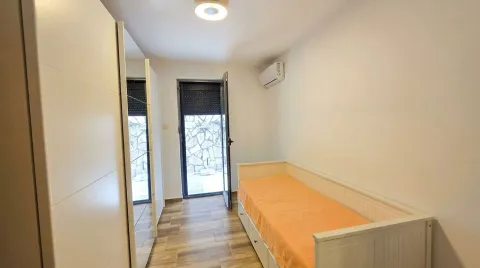 Manja spavaća soba sa krevetom, garderoberom i izlazom na terasu. - image 23