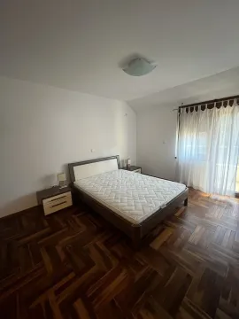 Svijetla spavaća soba sa drvenim parketom, bračnim krevetom i noćnim ormarićima. - image 8