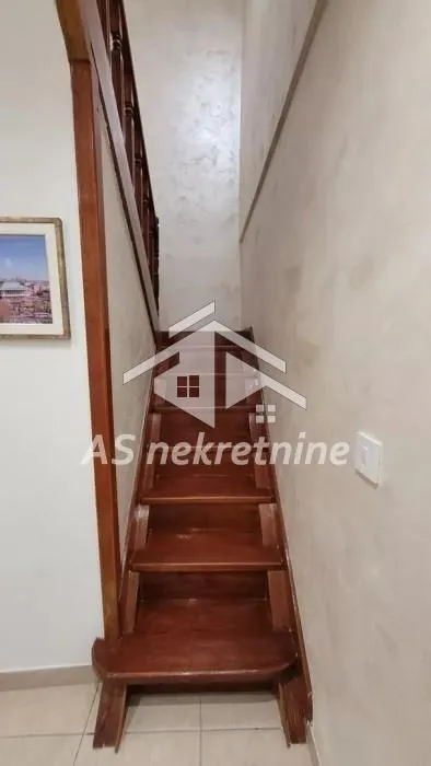 Izdavanje, četvorosoban stan, 94m², Vračar Hram, Vračar Sve Podlokacije