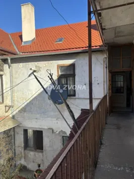 Pogled sa spoljne terase na staru fasadu i krov kuće. - image 9