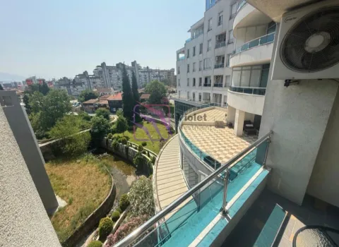 Pogled sa terase na okolne zgrade i zelenu površinu. - image 9