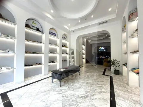 Izdavanje, poslovni prostor, 67m², Centar, Podgorica - image 1