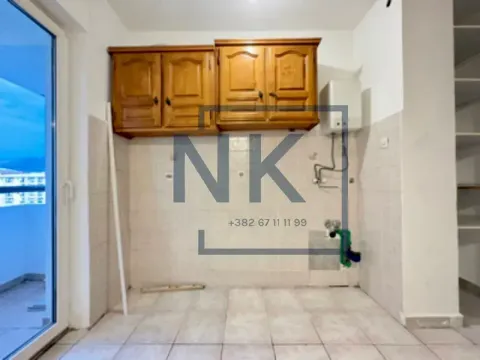 Manja kuhinja sa drvenim visećim elementima i izlazom na terasu. - image 6