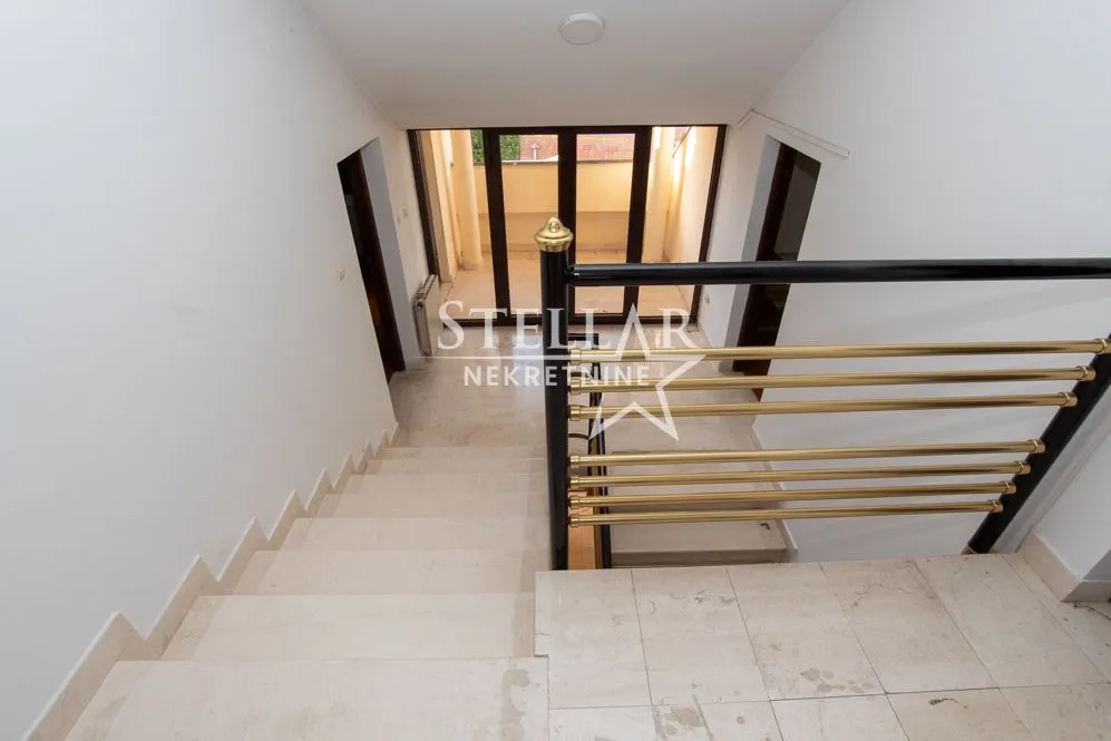 Izdavanje, kuća, 320m², Gorica C, Podgorica