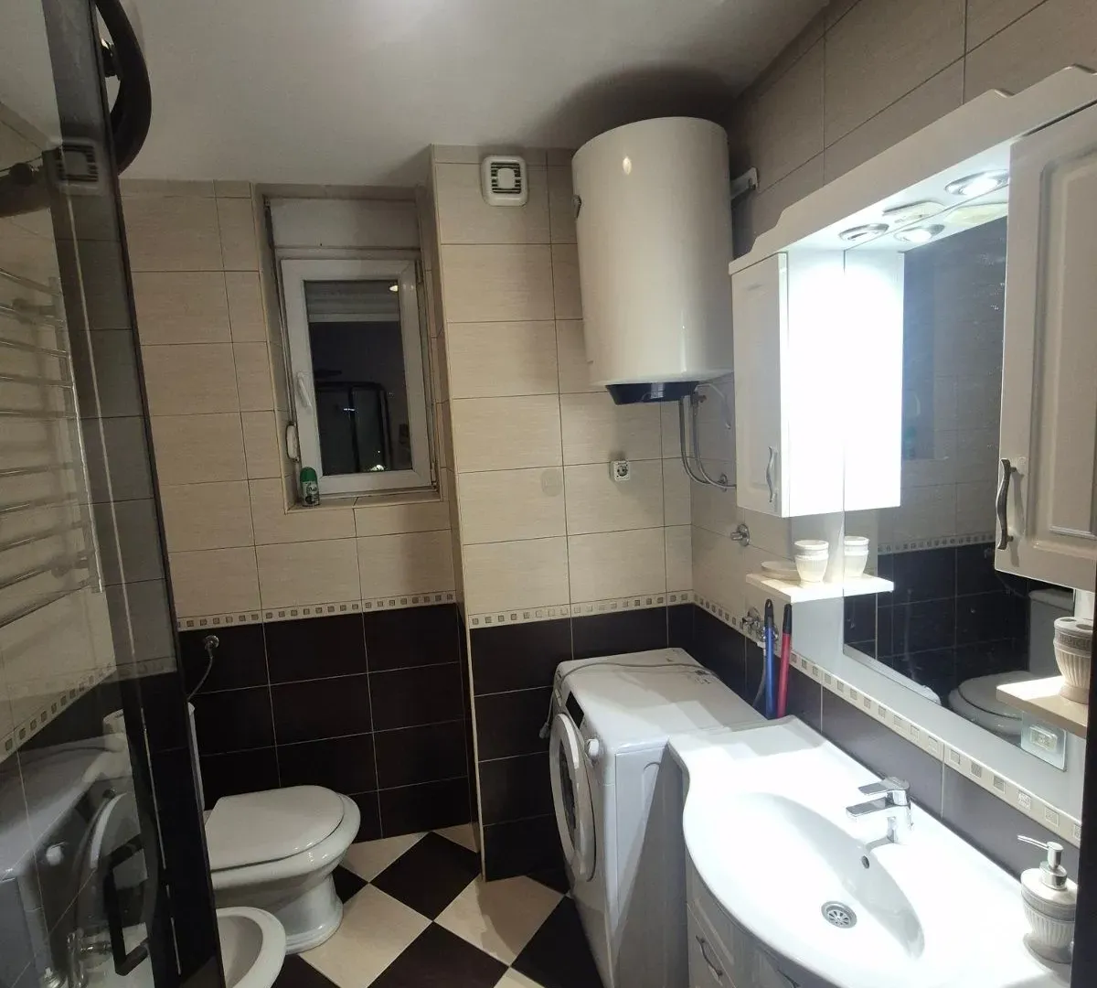 Izdavanje, dvosoban stan, 84m², Krivi Most, Podgorica