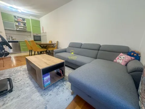 Dnevni boravak povezan sa trpezarijom i kuhinjom. - image 4
