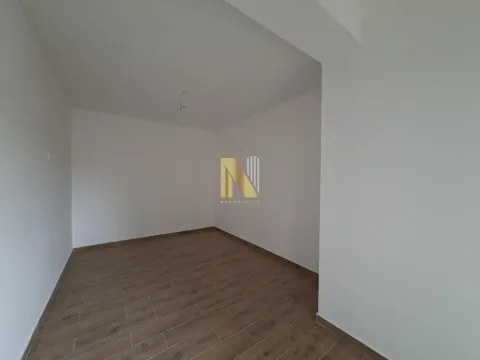 Prazna neopremljena prostorija sa belim zidovima i podom od keramičkih pločica u imitaciji drveta. - image 3