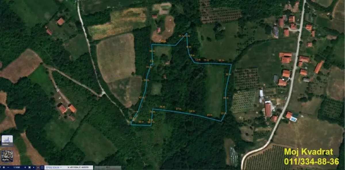 Katastarski plan prikazuje zemljište sa ucrtanim granicama i dimenzijama.