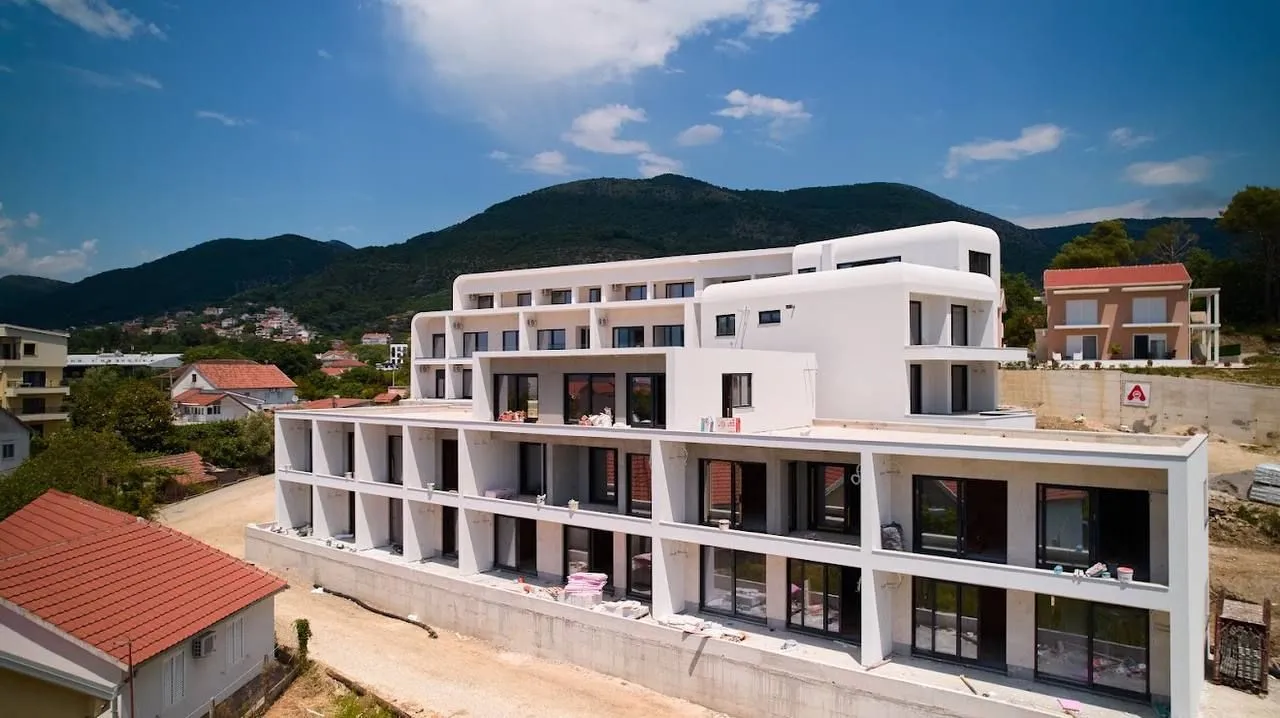 Pogled na spoljašnjost moderne stambene zgrade sa terasama u izgradnji.