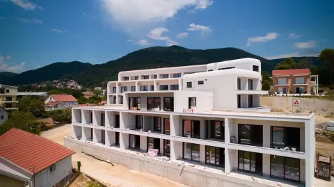 Pogled na spoljašnjost moderne stambene zgrade sa terasama u izgradnji. - image 9