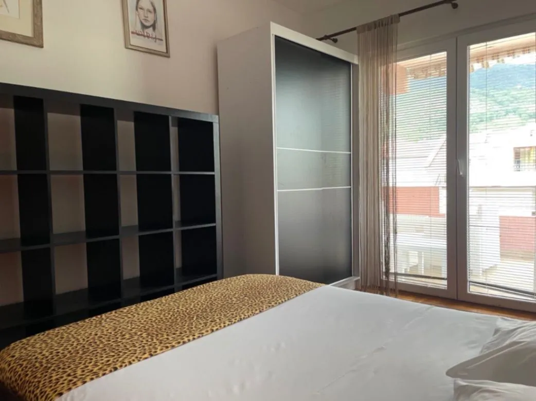 Izdavanje, jednosoban stan, 84m², Bonići, Tivat