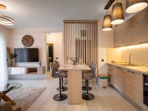 Izdavanje, dvosoban stan, 60m², Bečići, Budva