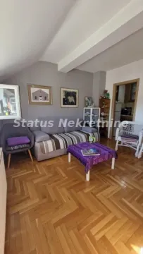 Dnevna soba sa garniturom, stočićem i parketom na podu. - image 2
