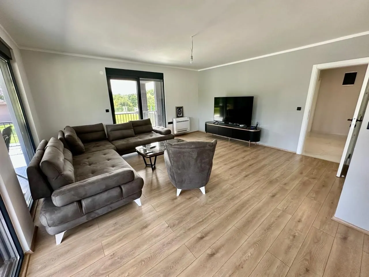 Rent, house, 150m², Pričelje, Podgorica
