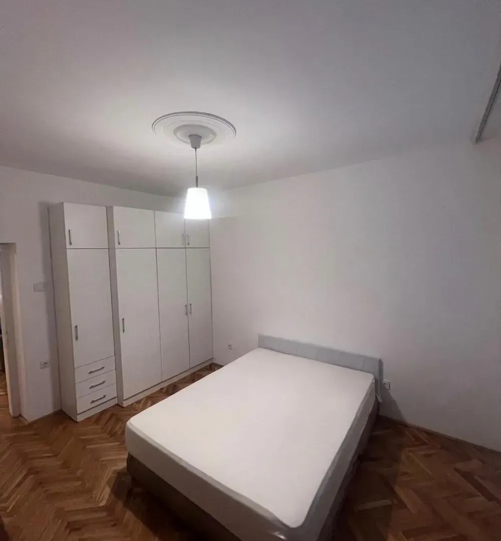 Izdavanje, trosoban stan, 55m², Savski Venac, Beograd