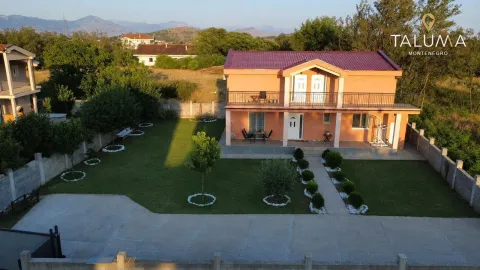 Pogled iz vazduha na dvospratnu kuću sa uređenim dvorištem i travnjakom. - image 8