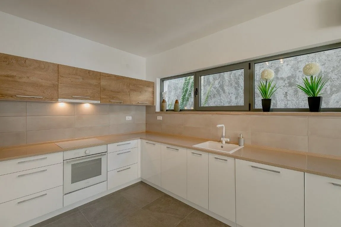 Prodaja, kuća, 236m², Njivice, Herceg Novi