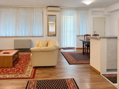Dnevna soba sa garniturom, trpezarijom i izlazom na terasu. - image 2