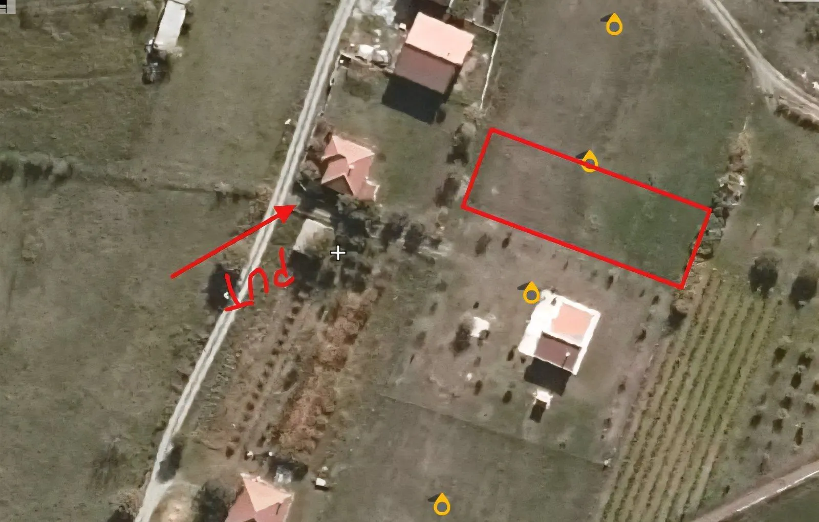 Satelitski snimak zemljišta sa označenim granicama parcele i prilaznim putem.