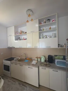 Manja opremljena kuhinja sa visećim elementima i aparatima. - image 5