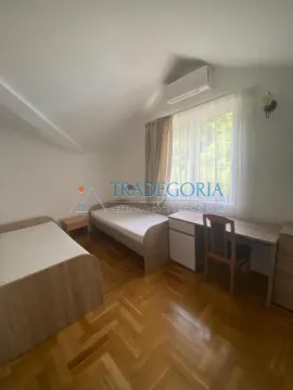 Spavaća soba sa dva kreveta i radnim stolom. - image 6