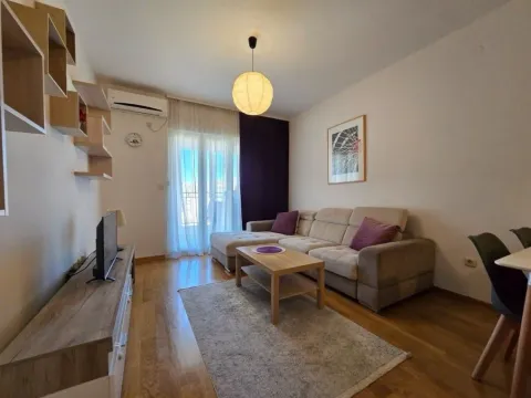 Izdavanje, jednosoban stan, 46m², Blok 6, Podgorica