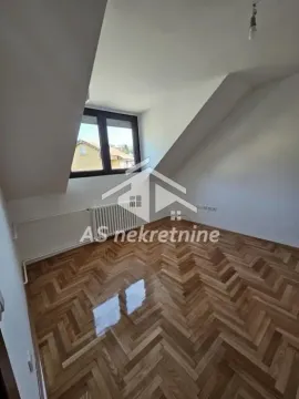 Prazna soba u potkrovlju sa parketom i prozorom. - image 16
