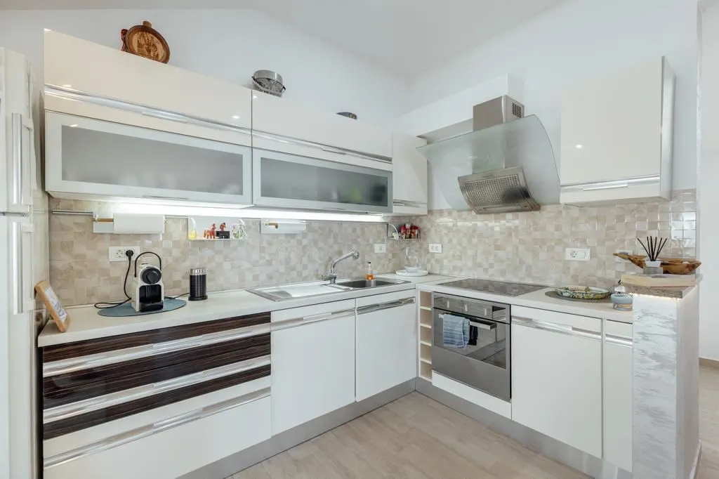 Izdavanje, trosoban stan, 200m², Herceg Novi, Crna Gora