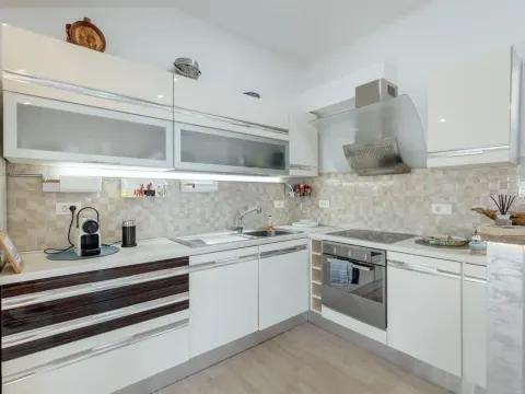 Izdavanje, trosoban stan, 200m², Herceg Novi, Crna Gora - image 4