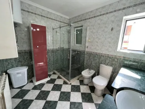 Izdavanje, četvorosoban stan, 130m², Kalimanj, Tivat - image 8