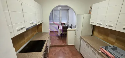 Kuhinja sa bijelim elementima i pogledom na trpezariju kroz luk. - image 10