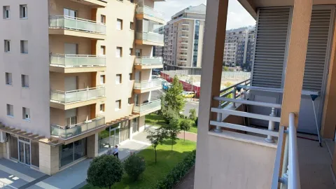Pogled sa terase na susjedne zgrade i uređeno dvorište. - image 20