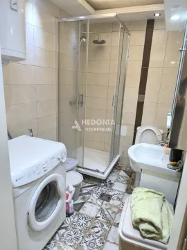 Kupatilo opremljeno tuš kabinom, umivaonikom, toaletom i mašinom za veš. - image 5