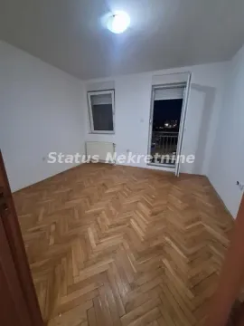 Prazna soba sa parketom i izlazom na balkon. - image 9